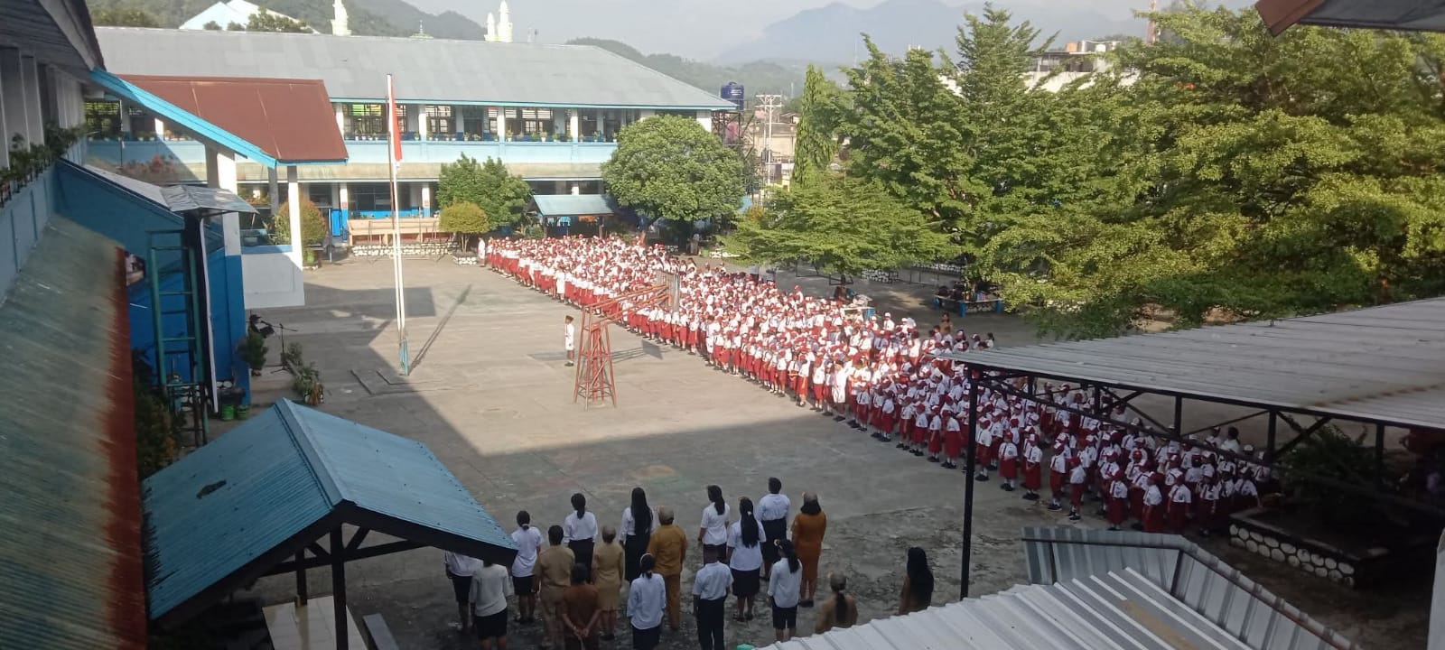 UPACARA BENDERA PERDANA DIBAWAH SINAR YANG CERAH